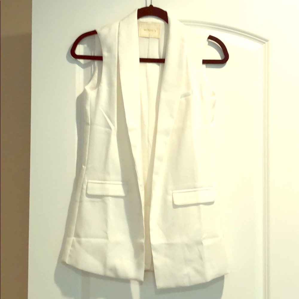White sleeveless 2 faux pocket vest Sz M